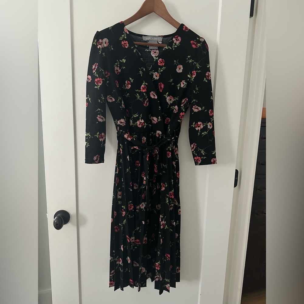 Super cute floral dress - size medium